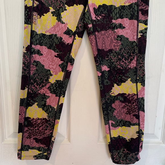 Calvin Klein Size Medium Camouflage Patterned Leggings - Picture 2 of 9
